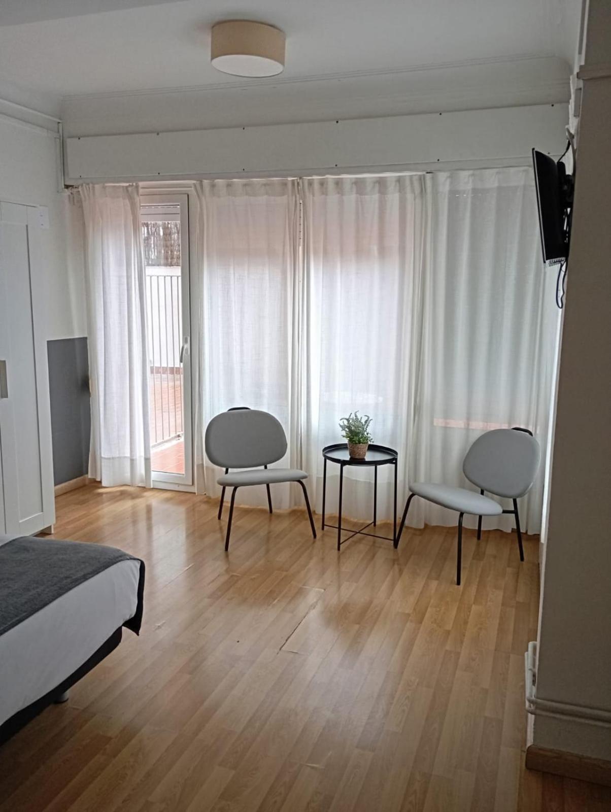 Hostal El Ninot — Fotos 1
